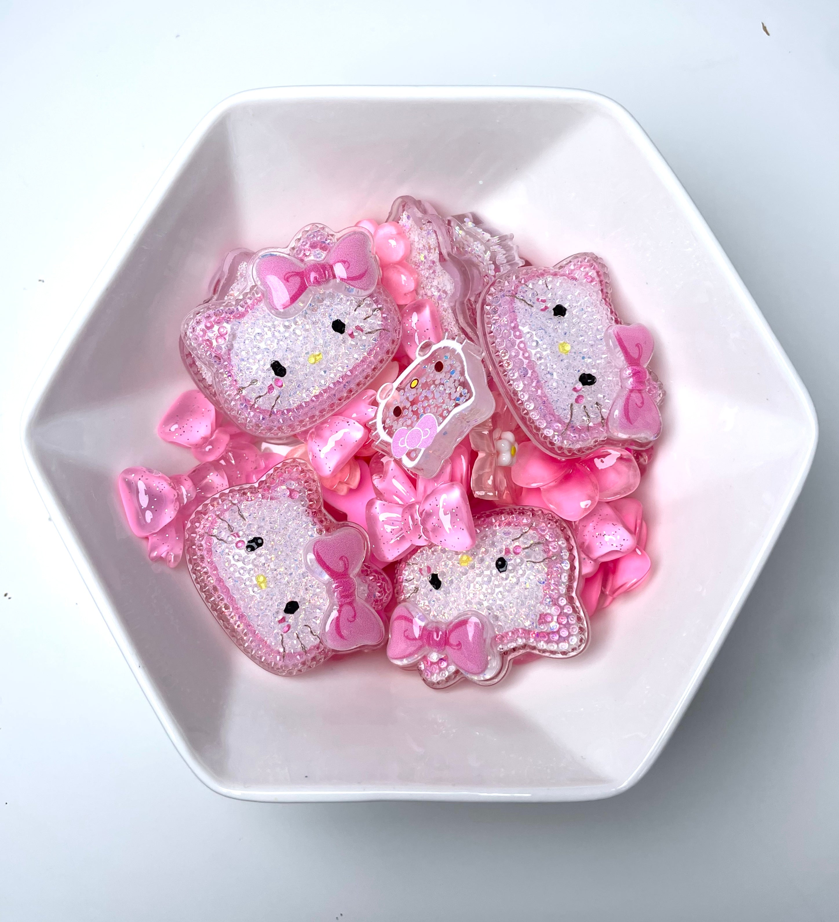 10/15/25 4:30 PM PST Flat Back Resin/Acrylic Flower And Charm Mixes, Assorted Colors