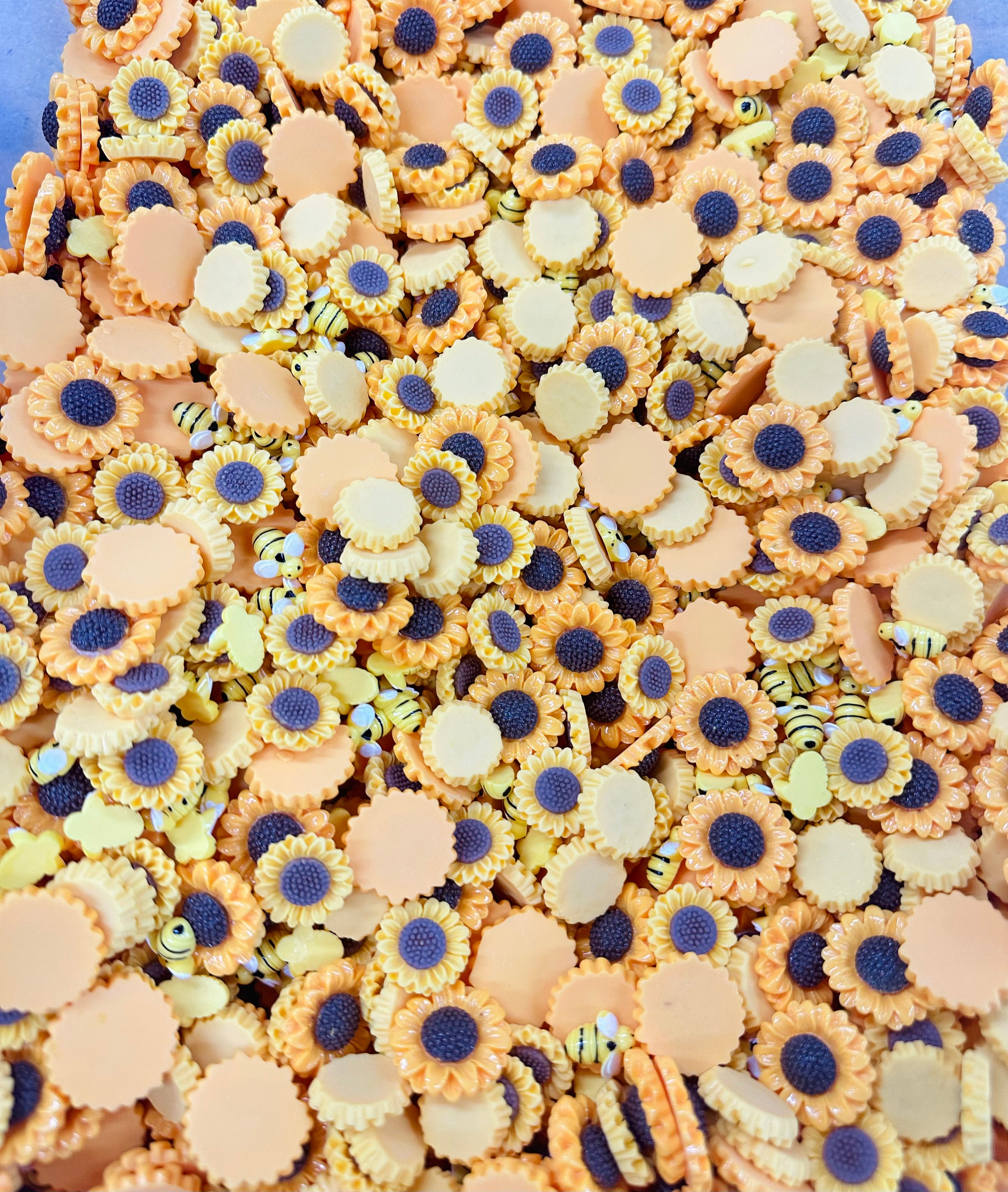 10/15/25 4:30 PM PST Flat Back Resin/Acrylic Flower And Charm Mixes, Assorted Colors