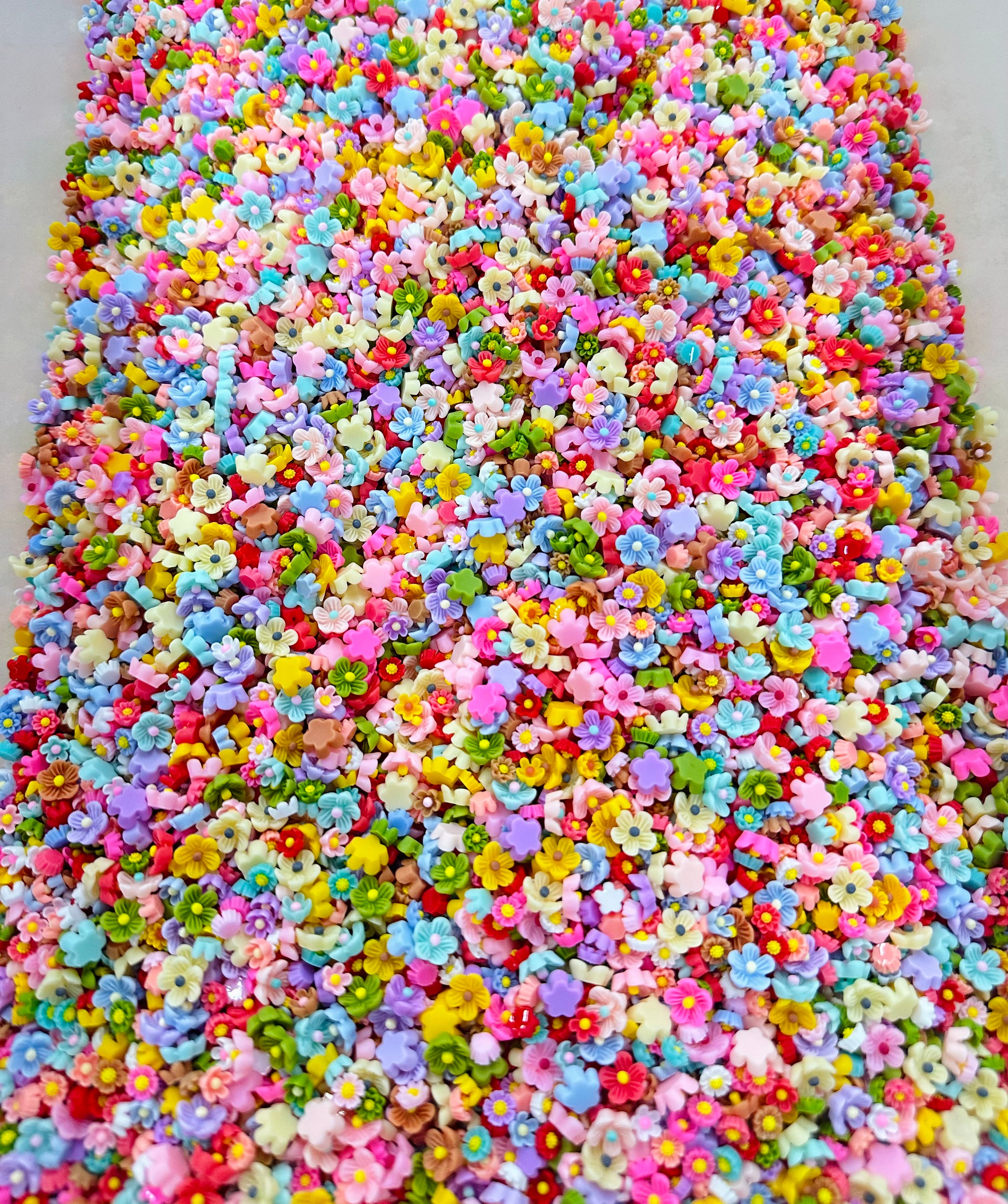 10/15/25 4:30 PM PST Flat Back Resin/Acrylic Flower And Charm Mixes, Assorted Colors