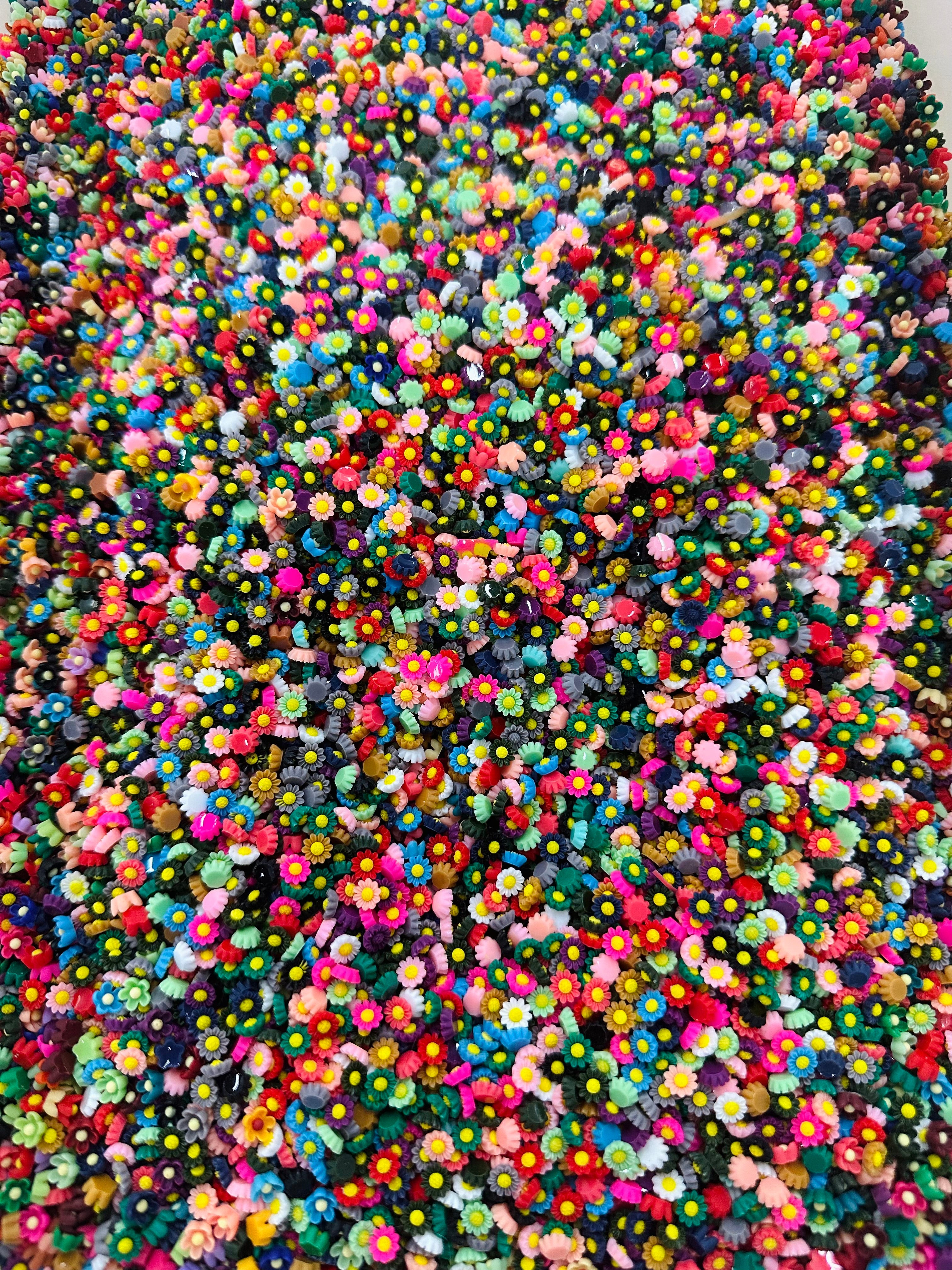 10/15/25 4:30 PM PST Flat Back Resin/Acrylic Flower And Charm Mixes, Assorted Colors