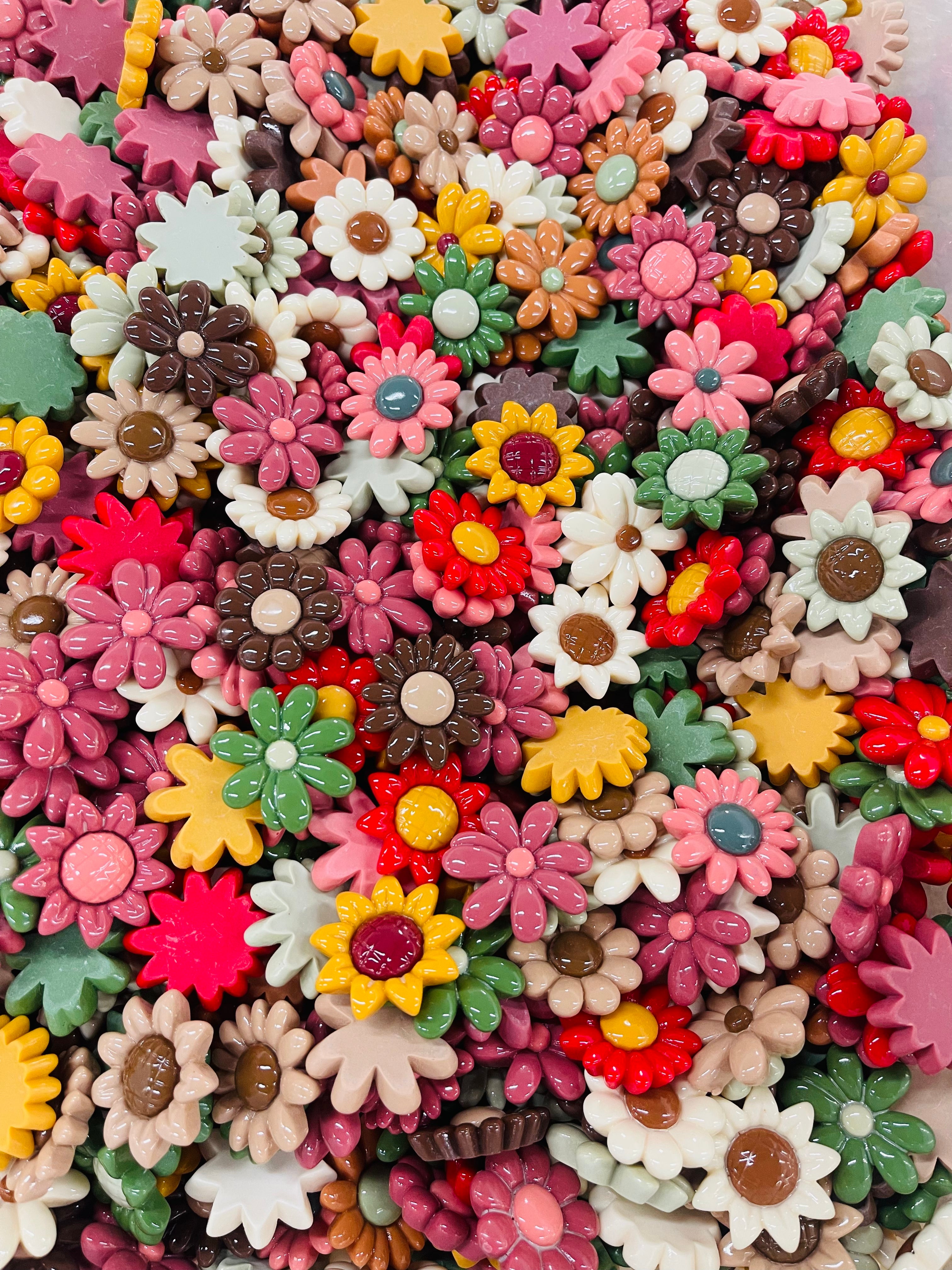 10/15/25 4:30 PM PST Flat Back Resin/Acrylic Flower And Charm Mixes, Assorted Colors