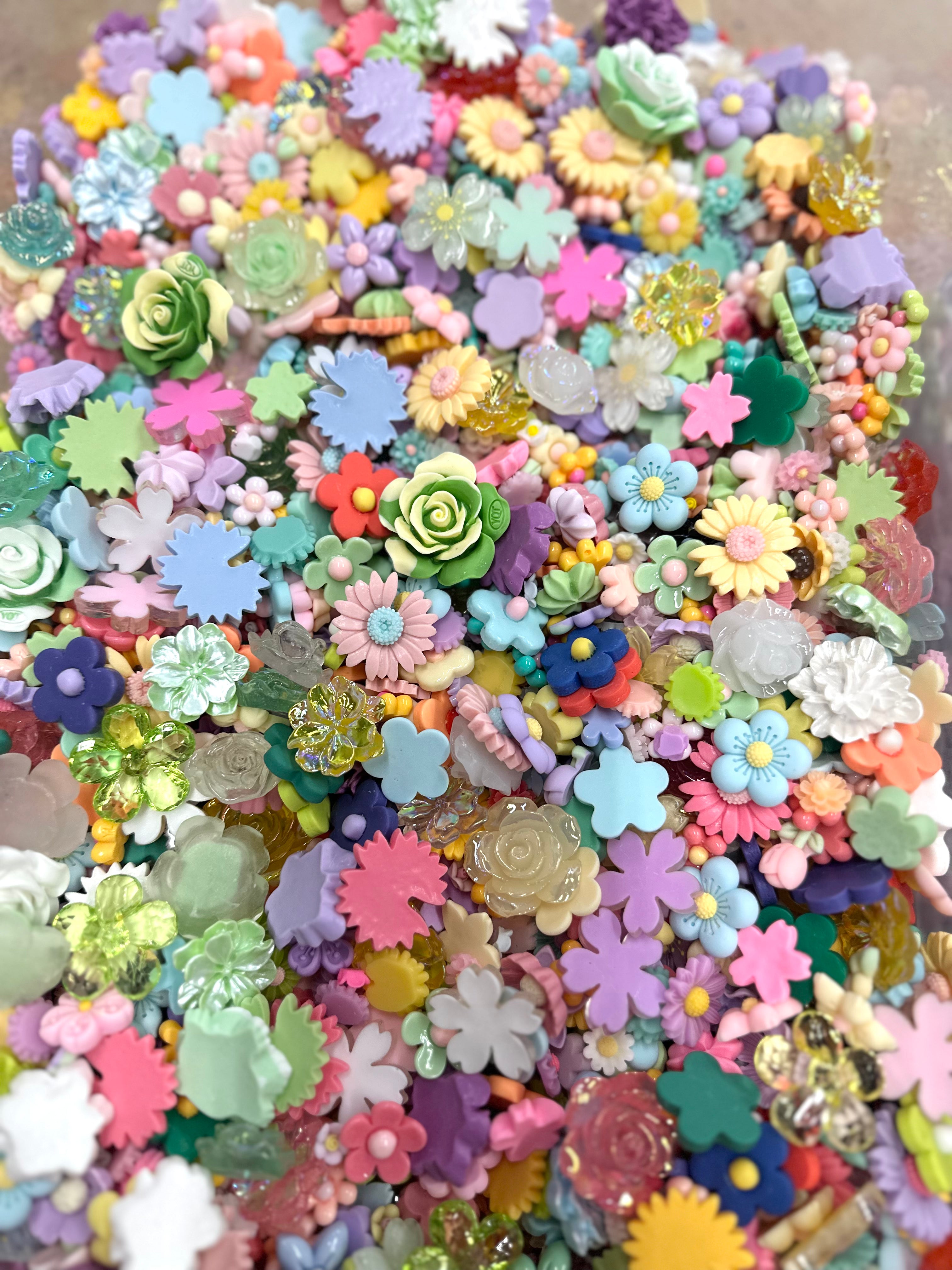 10/15/25 4:30 PM PST Flat Back Resin/Acrylic Flower And Charm Mixes, Assorted Colors