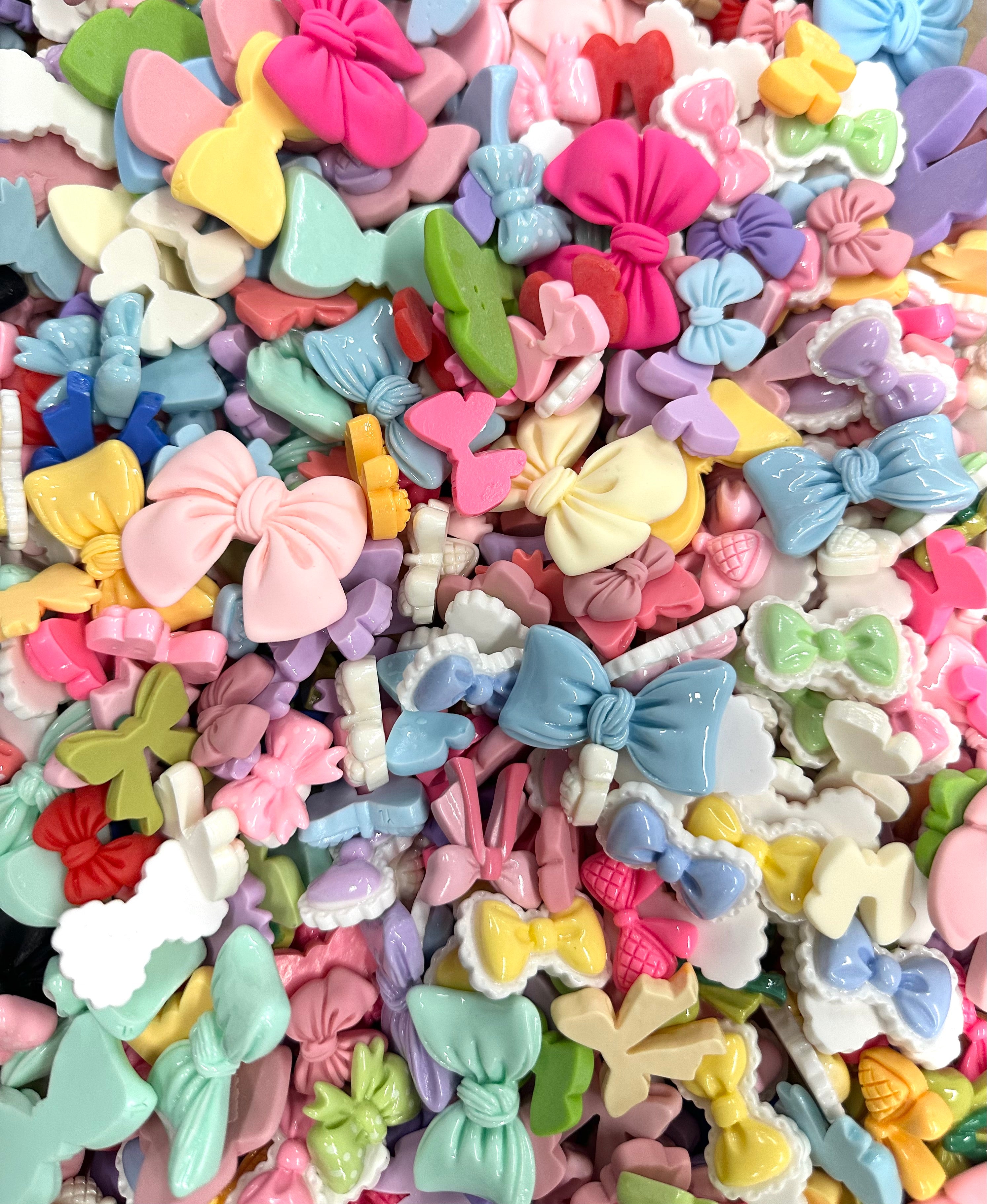 10/15/25 4:30 PM PST Flat Back Resin/Acrylic Flower And Charm Mixes, Assorted Colors