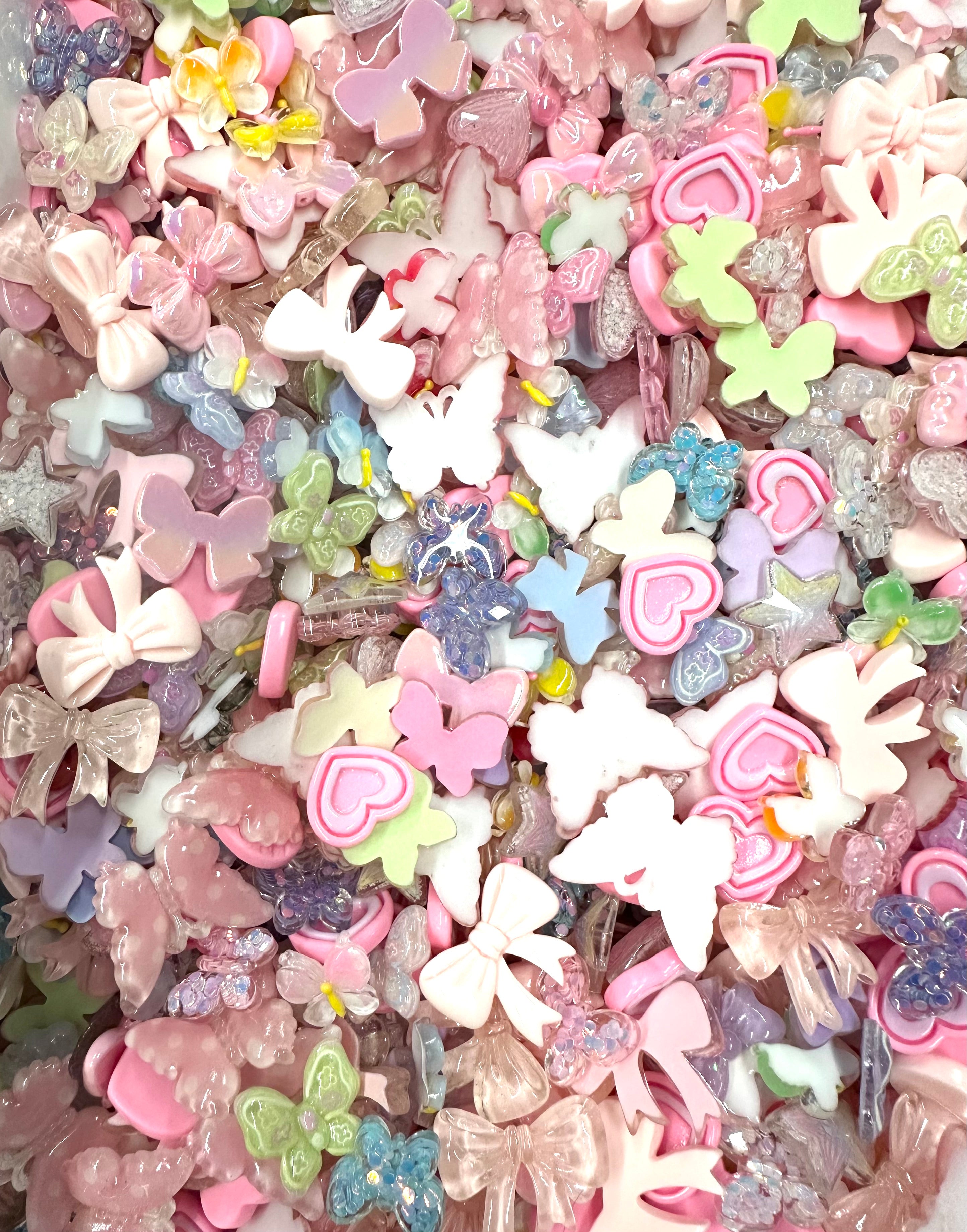 10/15/25 4:30 PM PST Flat Back Resin/Acrylic Flower And Charm Mixes, Assorted Colors